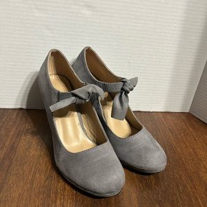 Grey heels with little bow- size 8